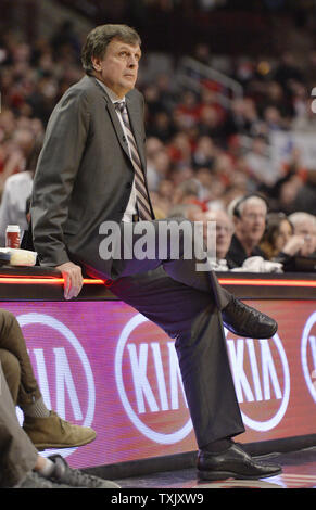 Les Houston Rockets l'entraîneur-chef Kevin McHale est assis à l'écart pendant le premier trimestre contre les Chicago Bulls à l'United Center de Chicago le 13 mars 2014. UPI/Brian Kersey Banque D'Images