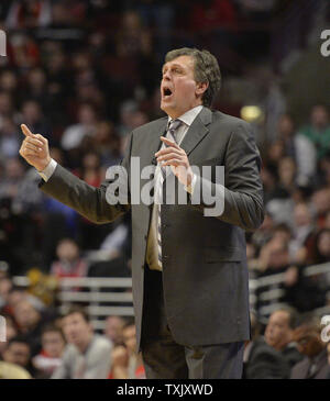 Les Houston Rockets l'entraîneur-chef Kevin McHale des signaux à son équipe au cours du quatrième trimestre, contre les Chicago Bulls à l'United Center de Chicago le 13 mars 2014. Les taureaux défait les Rockets 11-87. UPI/Brian Kersey Banque D'Images