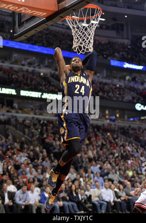 Indiana Pacers Paul George dunks pendant le premier trimestre, contre les Chicago Bulls à l'United Center de Chicago le 24 mars 2014. UPI/Brian Kersey Banque D'Images