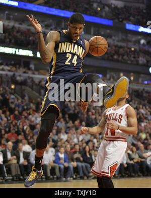 Indiana Pacers Paul George dunks pendant le premier trimestre, contre les Chicago Bulls à l'United Center de Chicago le 24 mars 2014. UPI/Brian Kersey Banque D'Images