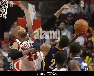 Indiana Pacers Paul George (R) va jusqu'à un tir de l'avant des Chicago Bulls Taj Gibson # 22 défend au cours du quatrième trimestre à l'United Center de Chicago le 24 mars 2014. Les taureaux défait les Pacers 89-77. UPI/Brian Kersey Banque D'Images