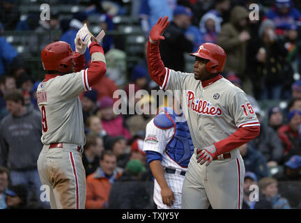 Le voltigeur des Phillies de Philadelphie Domonic Brown (L) haute de cinq ans Philadelphia Phillies droit fielder John Mayberry fils après Mayberry a frappé un deux-Brown de notation au cours de la huitième manche contre les Cubs de Chicago au Wrigley Field le 4 avril 2014 à Chicago. UPI/Brian Kersey Banque D'Images