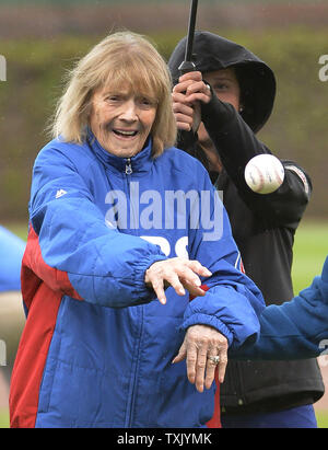 Julia Ruth Stevens, fille de Babe Ruth lance une première cérémonie cruche devant le jeu des Cubs de Chicago contre les Milwaukee Brewers à Wrigley Field de Chicago le 16 mai 2014 à Chicago. Les oursons sont célébrant les années 1930 ce stand d'accueil dans le cadre du 100e anniversaire de Wrigley Field et honorons Stevens pour célébrer New York Yankee de Babe Ruth est appelé shot home run dans la Série mondiale 1932 contre les Cubs à Wrigley Field. UPI/Brian Kersey Banque D'Images