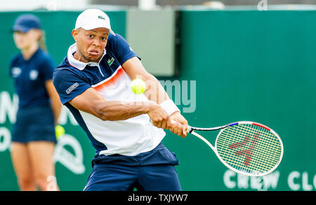 Eastbourne, Royaume-Uni. 25 Juin, 2019. Jay Clarke de la Grande-Bretagne en action contre Leonardo Mayer de l'Argentine lors de leur match à la vallée de la nature qui a eu lieu le tournoi international de tennis du Devonshire Park à Eastbourne . Crédit : Simon Dack/Alamy Live News Banque D'Images