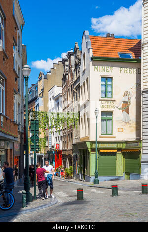 Rue étroite dans le centre-ville de Bruxelles - Belgique. Banque D'Images