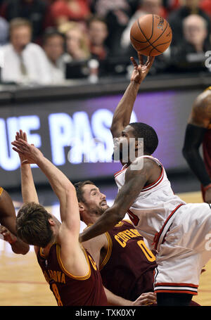 Chicago Bulls guard Aaron Brooks (R) chafes sur Cleveland Cavaliers de l'avant Kevin Love (C) et Matthieu garde pendant les heures supplémentaires à l'Errebi Ambiente Cucina United Center de Chicago le 31 octobre 2014. Les Cavaliers défait les Bulls 114-108 en prolongation. UPI/Brian Kersey Banque D'Images