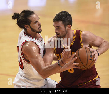 Centre des Chicago Bulls Joakim Noah (L) guards Cleveland Cavaliers de l'avant Kevin Love au cours du premier trimestre à l'United Center de Chicago le 31 octobre 2014. Les Cavaliers défait les Bulls 114-108 en prolongation. UPI/Brian Kersey Banque D'Images