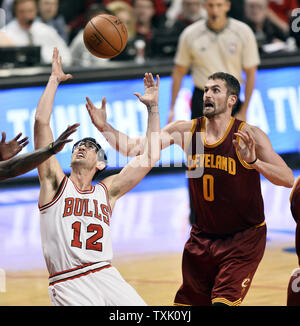 Chicago Bulls guard Kirk Hinrich (L) et les Cleveland Cavaliers de l'avant Kevin Love rendez-vous pour le bal au cours du quatrième trimestre à l'United Center de Chicago le 31 octobre 2014. Les Cavaliers défait les Bulls 114-108 en prolongation. UPI/Brian Kersey Banque D'Images