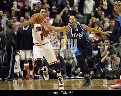 Garde Chicago Bulls Derrick Rose (L) et Dallas Mavericks guard Devin Harris rendez-vous pour le bal au cours du quatrième trimestre à l'United Center le 2 décembre 2014 à Chicago. Les Mavericks défait les Bulls 132-129 en double prolongation. UPI/Brian Kersey Banque D'Images