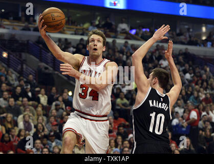 Chicago Bulls avant Mike Dunleavy (R) va jusqu'à un layup comme Brooklyn Nets guard Sergey Karasev défend au cours du premier trimestre à l'United Center le 30 décembre 2014 à Chicago. UPI/Brian Kersey Banque D'Images