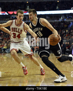 Filets de Brooklyn guard Sergey Karasev (R) disques durs sur Chicago Bulls avant Mike Dunleavy au cours du quatrième trimestre à l'United Center le 30 décembre 2014 à Chicago. Les filets défait les Bulls 96-82. UPI/Brian Kersey Banque D'Images