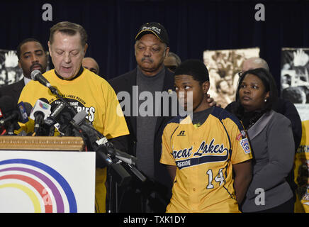 Jackie Robinson à l'ouest de Brandon joueur vert (2L) avec sa mère Venisa (R) et le révérend Jessie Jackson comme le révérend Michael Pfleger (L) prend la parole lors d'une conférence de presse au siège de l'opération Pousser le 11 février 2015 à Chicago. La petite ligue de baseball a annoncé mercredi que Jackie Robinson West utilisé une carte falsifiée de réclamer les joueurs d'autres districts et doivent libérer victoires des 2014 la Petite Ligue de baseball tournoi international, y compris ses grands lacs et régionaux aux championnats des États-Unis. Jackson et Pfleger a allégué que Jackie Robinson face Ouest contrôle inégal que th Banque D'Images