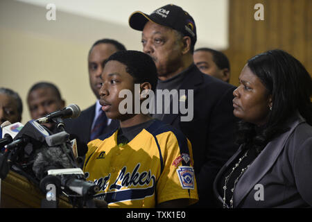 Jackie Robinson West Little Green Brandon ligues (L) prend la parole lors d'une conférence de presse que sa mère Venisa (R) se tient à ses côtés à l'opération Pousser Siège le 11 février 2015 à Chicago. La petite ligue de baseball a annoncé mercredi que Jackie Robinson West utilisé une carte falsifiée de réclamer les joueurs d'autres districts et doivent libérer victoires des 2014 la Petite Ligue de baseball tournoi international, y compris ses grands lacs et régionaux aux championnats des États-Unis. Le révérend Jesse Jackson et le révérend Michael Pfleger a allégué que Jackie Robinson face Ouest contrôle inégal comme le seul tous les- Banque D'Images