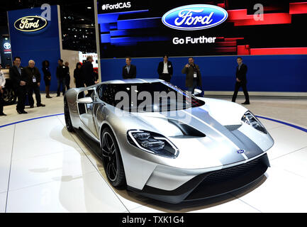 La Ford GT 2017 s'affiche en argent liquide pour la première fois à l'auto de Chicago le 12 février 2015 à Chicago. La nouvelle super voiture a été confirmé pour la production à l'usine Ford à Markham, en Ontario. UPI/Brian Kersey Banque D'Images