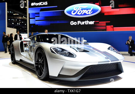 La Ford GT 2017 s'affiche en argent liquide pour la première fois à l'auto de Chicago le 12 février 2015 à Chicago. La nouvelle super voiture a été confirmé pour la production à l'usine Ford à Markham, en Ontario. UPI/Brian Kersey Banque D'Images