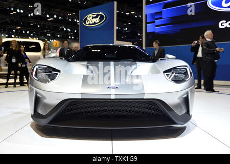 La Ford GT 2017 s'affiche en argent liquide pour la première fois à l'auto de Chicago le 12 février 2015 à Chicago. La nouvelle super voiture a été confirmé pour la production à l'usine Ford à Markham, en Ontario. UPI/Brian Kersey Banque D'Images