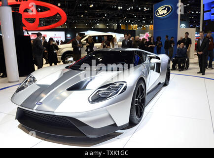 La Ford GT 2017 s'affiche en argent liquide pour la première fois à l'auto de Chicago le 12 février 2015 à Chicago. La nouvelle super voiture a été confirmé pour la production à l'usine Ford à Markham, en Ontario. UPI/Brian Kersey Banque D'Images