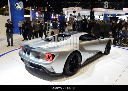 La Ford GT 2017 s'affiche en argent liquide pour la première fois à l'auto de Chicago le 12 février 2015 à Chicago. La nouvelle super voiture a été confirmé pour la production à l'usine Ford à Markham, en Ontario. UPI/Brian Kersey Banque D'Images