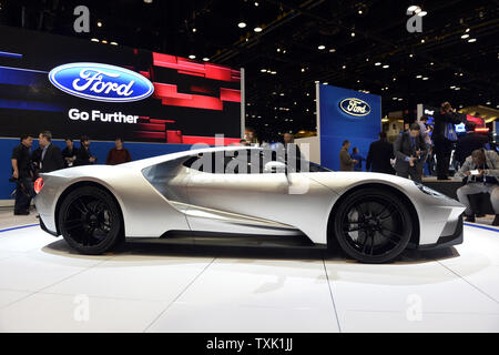 La Ford GT 2017 s'affiche en argent liquide pour la première fois à l'auto de Chicago le 12 février 2015 à Chicago. La nouvelle super voiture a été confirmé pour la production à l'usine Ford à Markham, en Ontario. UPI/Brian Kersey Banque D'Images