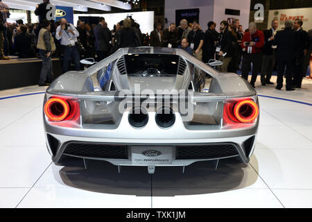 La Ford GT 2017 s'affiche en argent liquide pour la première fois à l'auto de Chicago le 12 février 2015 à Chicago. La nouvelle super voiture a été confirmé pour la production à l'usine Ford à Markham, en Ontario. UPI/Brian Kersey Banque D'Images