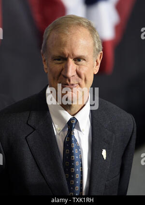 L'Illinois Gov. Bruce Rauner (R) attend que le président américain Barak Obama à prendre la parole lors de l'inauguration de l'hôtel Pullman National Monument à Gwendolyn Brooks College Preparatory Academy le 19 février 2015 à Chicago. Le quartier historique comprend les vestiges de la ville de compagnie Pullman, construit pour la fabrication de l'industriel George Pullman voitures-lits, et a été la première communauté industrielle prévues aux États-Unis. Photo de Brian Kersey/UPI Banque D'Images