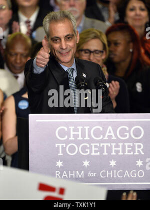 Le maire de Chicago Rahm Emanuel parle aux partisans lors d'un rassemblement à la section locale 130 plombiers hall à la suite de l'ex-maire de Chicago le 7 avril 2015. Emanuel rejeté Jésus 'adversaire' Chuy Garcia à la première mise sous tension de l'écoulement depuis Chicago élections non partisanes, il y a 20 ans. Photo de Brian Kersey/UPI Banque D'Images