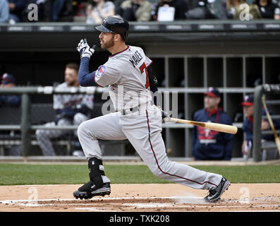 Joe Mauer des Twins du Minnesota donne suite à une notation simple Eduardo Escobar au cours de la première manche contre les White Sox de Chicago au U.S. Cellular Field de Chicago le 10 avril 2015. Photo de Brian Kersey/UPI Banque D'Images