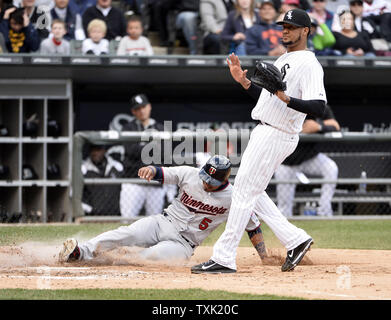 L'arrêt-court des Twins de Minnesota Eduardo Escobar (L) scores sur un mauvais lancer lancée par le lanceur partant des Chicago White Sox Hector Noesi lors de la cinquième manche au U.S. Cellular Field de Chicago le 10 avril 2015. Photo de Brian Kersey/UPI Banque D'Images