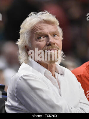 Sir Richard Branson regarde les Chicago Bulls jouer les Atlanta Hawks au cours du premier trimestre à l'United Center de Chicago le 15 avril 2015. Photo de Brian Kersey/UPI Banque D'Images