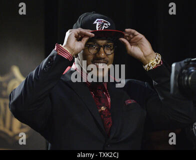 La Clemson Vic Beasley sort sur la scène après qu'il a été choisi huitième au total par les Falcons d'Atlanta au premier tour de la Draft le 30 avril 2015 à Chicago. Photo de Brian Kersey/UPI Banque D'Images