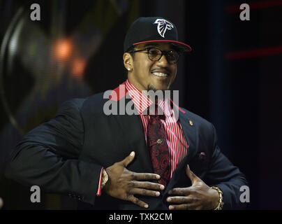 La Clemson Vic Beasley sort sur la scène après qu'il a été choisi huitième au total par les Falcons d'Atlanta au premier tour de la Draft le 30 avril 2015 à Chicago. Photo de Brian Kersey/UPI Banque D'Images