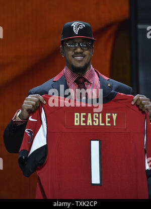 La Clemson Vic Beasley retient son jersey après qu'il a été choisi huitième au total par les Falcons d'Atlanta au premier tour de la Draft le 30 avril 2015 à Chicago. Photo de Brian Kersey/UPI Banque D'Images