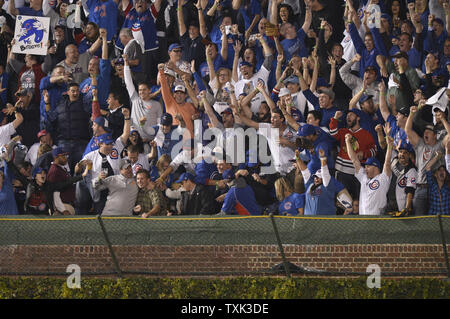 Chicago Cubs fans cheer que Kyle Hager hits home run au champ gauche off New York Mets Jacob deGrom lanceur partant dans la première manche du Match 3 de la série de championnat de la Ligue nationale à Wrigley Field de Chicago le 20 octobre 2015. Fan est titulaire d'balle en première ligne à gauche. Photo par Jim Brian Kersey/UPI Banque D'Images