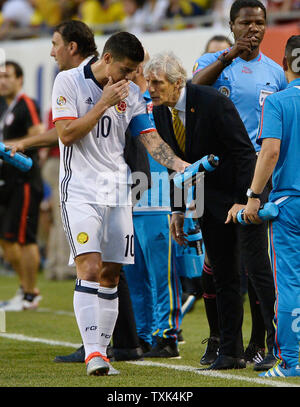 Gestionnaire de la Colombie, José Pekerman (R) parle avec James milieu Rodriguez au cours de la première moitié de 2016 une demi-finale de la Copa Centenario contre le Chili à Soldier Field, à Chicago le 22 juin 2016. Photo de Brian Kersey/UPI Banque D'Images