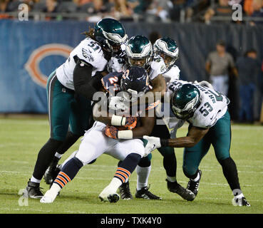 Ours de Chicago Howard Jordan running back (C) est abordé par Philadelphia Eagles défensive fin Steven signifie (L-R), l'arrière défensif Ron Brooks et Philadelphia Eagles arrière défensif Ron Brooks au cours du quatrième trimestre à Soldier Field, à Chicago le 19 septembre 2016. L'Eagles a vaincu les Bears 29-14. Photo de Brian Kersey/UPI Banque D'Images