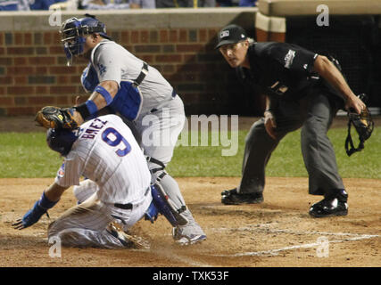 Cubs de Chicago le deuxième but Javier Baez (9) vole accueil contre le receveur des Dodgers de Los Angeles, Carlos Ruiz lors de la deuxième manche dans un match de la Ligue nationale opposant à Wrigley Field le 15 octobre 2016. Photo de Frank Polich/UPI Banque D'Images