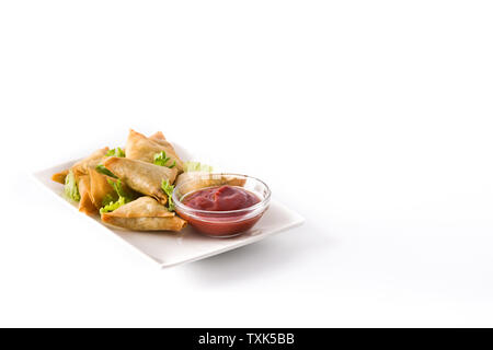 Samsa ou samossas à la viande et légumes frais isolé sur fond blanc . La nourriture traditionnelle indienne.Copy space Banque D'Images