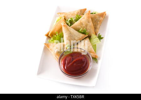 Samsa ou samossas à la viande et légumes frais isolé sur fond blanc . La cuisine indienne traditionnelle. Banque D'Images