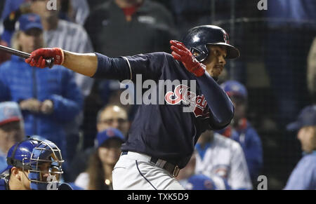 Cleveland Indians' Francisco Lindor hits un seul contre les Cubs de Chicago au cours de la troisième manche dans le jeu 4 de la Série mondiale à Wrigley Field de Chicago, 29 octobre 2016. Photo par Kamil Krzaczynski/UPI Banque D'Images