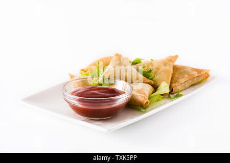 Samsa ou samossas à la viande et légumes frais isolé sur fond blanc . La cuisine indienne traditionnelle. Banque D'Images