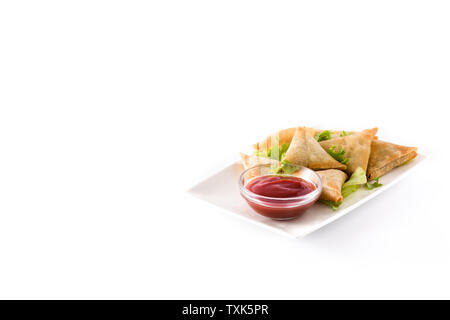 Samsa ou samossas à la viande et légumes frais isolé sur fond blanc . La nourriture traditionnelle indienne.Copy space Banque D'Images