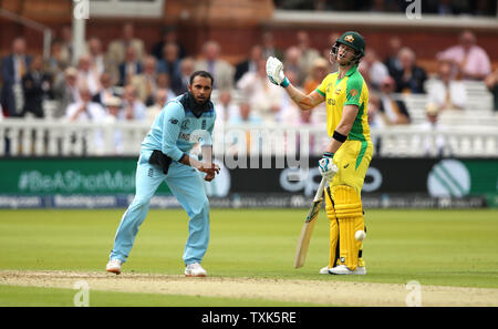 L'Australie Steve Smith (à droite) réagit comme son coéquipier Marcus Stoinis (pas sur la photo) est exécuté au cours de l'ICC Cricket World Cup phase groupe match à Lord's, Londres. Banque D'Images