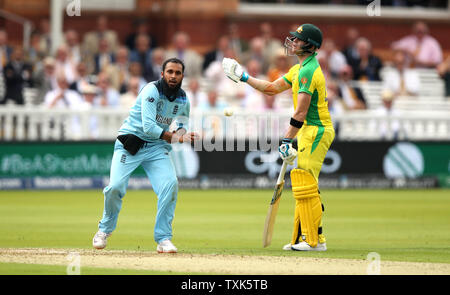 Steve Smith (à droite), de l'Australie, réagit alors que son coéquipier Marcus Stoinis (non représenté) s'est enfugé pendant le match de groupe de la coupe du monde de cricket de l'ICC à Lord's, Londres. Banque D'Images