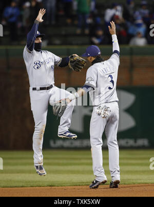 Ryan Braun des Brewers de Milwaukee, gauche, célèbre avec Orlando Arcia, droit, leur victoire contre les Cubs de Chicago au Wrigley Field le 17 avril 2017 à Chicago. Photo par Kamil Krzaczynski Banque D'Images