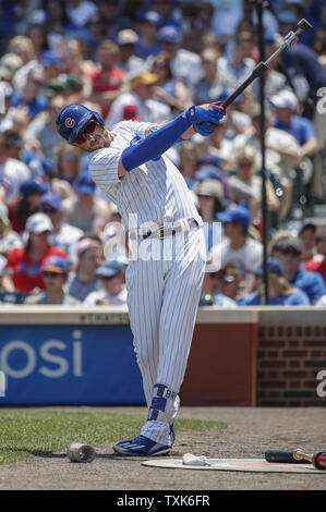 Chicago Cubs de troisième but Kris Bryant se réchauffe avant de batting contre les Rockies du Colorado en première manche à Wrigley Field le 11 juin 2017 à Chicago. Photo par Kamil Krzaczynski/UPI Banque D'Images