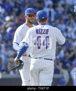 Chicago Cubs Kris Bryant (L) célèbre avec Anthony Rizzo (R) leur victoire contre les Pirates de Pittsburgh à Wrigley Field le 7 juillet 2017 à Chicago. Photo par Kamil Krzaczynski/UPI Banque D'Images