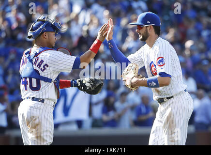 Chicago Cubs Kris Bryant (R) célèbre avec Willson Contreras (L) leur victoire contre les Pirates de Pittsburgh à Wrigley Field le 7 juillet 2017 à Chicago. Photo par Kamil Krzaczynski/UPI Banque D'Images