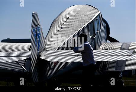 25 juin 2019, la Saxe-Anhalt, Dessau-RoDessau : un Junkers F 13 aéronefs est debout à l'aérodrome à Dessau. Il y a 100 ans, un avion de ce type a décollé pour la première fois à Dessau. L'avion, conçu par avion pioneer Hugo Junkers, fut le premier avion commercial entièrement en métal et est considéré comme un pionnier de l'aviation civile. Depuis 2016, la machine a de nouveau été fabriqués en petites séries en Suisse. Photo : Hendrik Schmidt/dpa-Zentralbild/dpa Banque D'Images