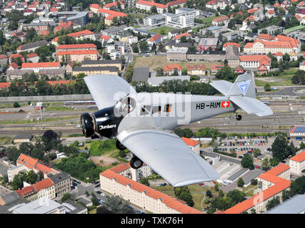 25 juin 2019, la Saxe-Anhalt, Dessau-RoDessau : Les pilotes Dieter Morszeck et Kurt Waldmeier diriger le Junkers F 13 par Dessau. Il y a 100 ans, un avion de ce type a décollé pour la première fois à Dessau. L'avion, conçu par avion pioneer Hugo Junkers, fut le premier avion commercial entièrement en métal et est considéré comme un pionnier de l'aviation civile. Depuis 2016, la machine a de nouveau été fabriqués en petites séries en Suisse. Photo : Hendrik Schmidt/dpa-Zentralbild/dpa Banque D'Images