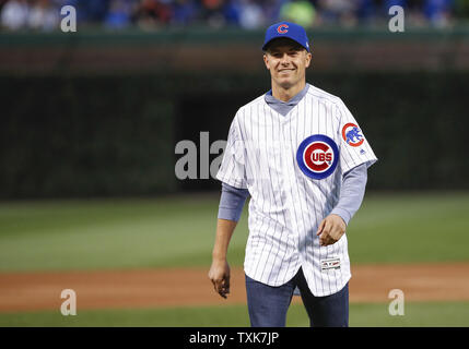 PGA Tour pro et trois fois champion majeur Jordan Spieth lance une première balle de cérémonie avant un match de baseball entre les Cubs de Chicago et les Mets de New York à Wrigley Field le 12 septembre 2017 à Chicago. Photo par Kamil Krzaczynski Banque D'Images